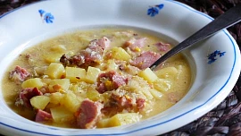 Staročeská couračka: Ta nejjednodušší polévka z kysaného zelí se smetanou zasytí a zahřeje, kousek klobásky ji navoní