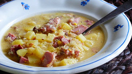 Couračka z Krkonoš: Poctivá zelná polévka z horských chalup, která zahřeje, zasytí a s uzeným navíc chutná úžasně