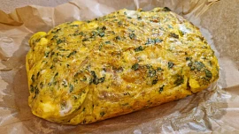 Holka u plotny radí: Tuniský slaný vaječný koláč tajine voní sýrem a kořením a snadno se připravuje