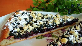 Kynutý borůvkový koláč: Voní čerstvým ovocem a díky křupavé drobence na povrchu chutná fantasticky