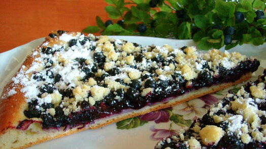 Recept na kynutý borůvkový koláč: Voní máslem a rumem a díky křehké drobence chutná skvěle