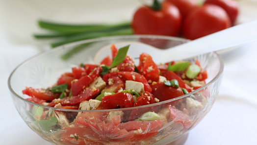 Retro rajčatový salát: Potřebujeme krásně vyzrálé plody, dobře ochucenou zálivku z oleje a octa, navrch pak jemně nakrájenou cibulku