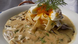 Houby nakyselo se smetanou: Jednoduchý oběd s vůní lesa a troškou kopru je hotový za chvíli, omáčku zjemní jedna ingredience