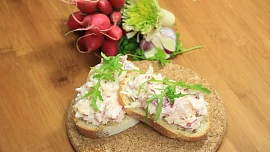 Ředkvičkový salát s majonézou báječně chutná a je tak jednoduchý, že ho levou zadní zvládne i naprostý začátečník