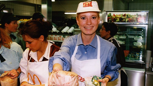 McDonald's před 30 lety: Na hamburgery za 19 Kč se stály fronty, Big Mac byl považován za slavnostní jídlo