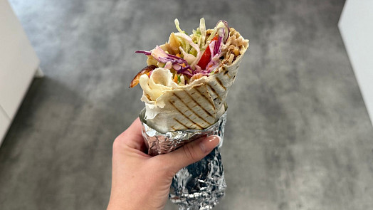 Kam na kebab v Brně: V těchto podnicích si pochutnáte a za populární grilované maso zaplatíte kolem stovky