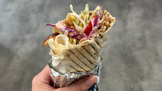 Kam na kebab v Brně: V těchto podnicích si pochutnáte a za populární grilované maso zaplatíte kolem stovky