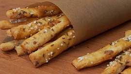 Slané chuťovky se škvarky: Křupavé škvarkové tyčinky nebo babiččiny škvarkové placičky jsou křehké a chutnají skvěle