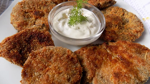 Voňavé a křupavé řízky z bedly bez smažení a složitého postupu. O perfektní chuť se postará trouba a zajímavý trojobal
