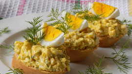 Silvestr na jedničku: 5 oblíbených pomazánek na chlebíčky, po kterých se jen zapráší