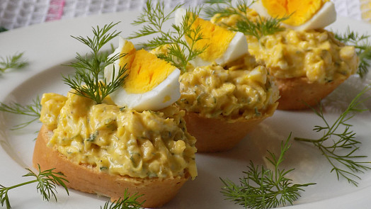 Silvestr na jedničku: 5 oblíbených pomazánek na chlebíčky, po kterých se jen zapráší