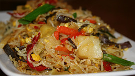 Dokřupava smažené rýžové nudle se zeleninou: Domácí „čína“ jen z několika ingrediencí může být na stole za pár minut