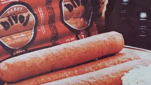 Retro okénko: Legendární párky Bivoj stávaly pouhých 7 Kčs a vařily se přímo v plastovém obalu