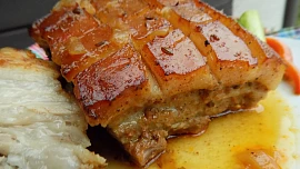 Delikatesa z trouby: Pomalu pečený bůček s křupavou zlatavou kůrkou nedá skoro žádnou práci, jen nesmíme opomenout první krok