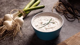 Výborný česnekový dip ke grilovanému jídlu má pořádné grády a jeho jemná krémovost skvěle doladí pokrm