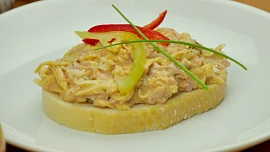 Retro chalupářská pomazánka z vařených vajíček, měkkého salámu a tatarské omáčky je velmi oblíbená a na přípravu snadná