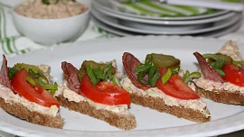 10 receptů pro rychlé občerstvení nejen na MDŽ: Báječné chlebíčky, poháry i saláty. Do 30 minut máte hotovo!