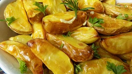 Valašské pečáky: Na dozlatova opečené a křupavé brambory s vůní česneku stačí jen pár ingrediecí a na stole jsou za chvíli