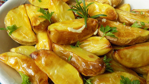 Valašské pečáky: Na dozlatova opečené a křupavé brambory s vůní česneku stačí jen pár ingrediecí a na stole jsou za chvíli