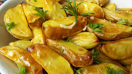 Valašské pečáky: Dozlatova upečené křupavé brambůrky potřené česnekovou směsí, to je jednoduchý a levný oběd