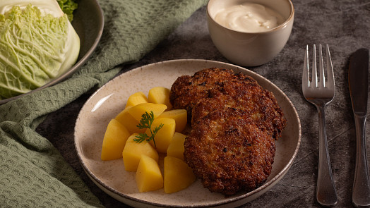 Kapustové karbanátky jsou šťavnatější než klasika: Díky slanině voní luxusně a mizí ze stolu rychlostí blesku