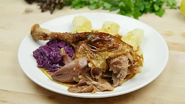 Hostina na svatého Martina: Připravte si šťavnatou pečenou husu se zelím a knedlíky!
