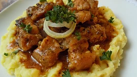 Výpečky na smažené cibuli, hrubozrnné hořčici a medu jsou luxusní sladko-pikantní variantou staré dobré klasiky