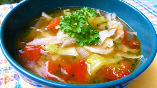 Tukožroutská polévka pro rychlé zhubnutí: Polévka ze zelí, rajčat a cibule pročistí organismus a pomůže shodit pár kil