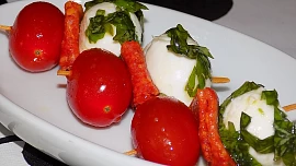 Zdravé silvestrovské pohoštění: Zkuste delikátní špíz caprese nebo okurkové závitky!