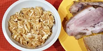 Znáte vejmrdu? Pikantní a nasládlé spojení křenu a jablek dodá klobáskám, uzenému i grilovanému masu ten správný říz