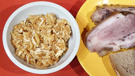 Znáte vejmrdu? Pikantní a nasládlé spojení křenu a jablek dodá klobáskám, uzenému i grilovanému masu ten správný říz