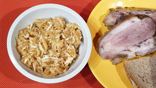 Znáte vejmrdu? Pikantní a nasládlé spojení křenu a jablek dodá klobáskám, uzenému i grilovanému masu ten správný říz