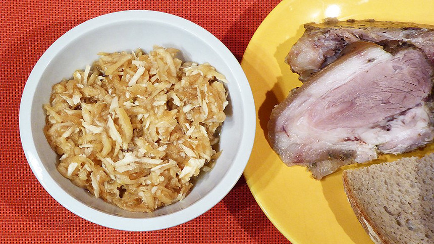 Vejmrda zní zvláštně, ale chutná skvěle, zvlášť k uzenému a grilovanému masu. A potřebujete jen jablka, křen, ocet a cukr.