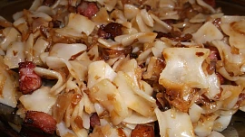 Fleky se zelím jsou rychlé a levné. Křehké měkké zelí plné šťávy a kousek opečené uzeniny dají těstovinám výraznou chuť