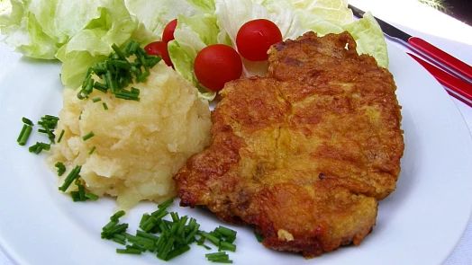 Znáte utopený řízek? Netradiční způsob přípravy dává masu šťavnatost i perfektní měkkost. Přípravu zvládne každý