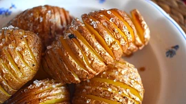 Pečené brambory 10x jinak: V solné krustě budou chutnat jako právě vytažené z popela, s máslem si na nich fantasticky pochutnáme