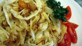 Skromná kuchyně: Na nudle se smaženým zelím stačí jen 3 suroviny a s přípravou si lehce poradí i začátečník