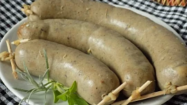 Jitrnice patří k masopustu: Aby při opékání dozlatova nepraskly, stačí je obalit v mouce nebo použít fígl s vodou