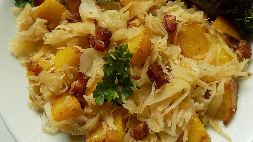 Šarišské zelí s bramborami a uzeným masem