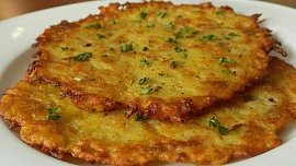 Hanušky aneb Bramboráky z Českého ráje: Voní česnekem a majoránkou, křupavost jim dodá jedna nezvyklá ingredience