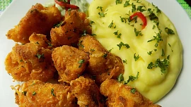 Květák v sýrové strouhance překvapí i gurmány. Díky pečení v troubě je nádherně křupavý a chuťově výrazný sýr mu dodá šmrnc