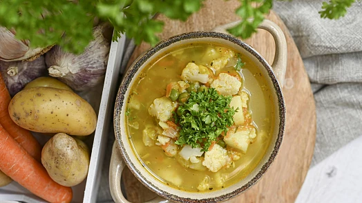 To chce klid! Rozhoupaný žaludek, účinky tučného jídla a alkoholu a silné emoce zklidní lehká polévka. Hotová je hned