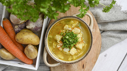 To chce klid! Rozhoupaný žaludek, účinky tučného jídla a alkoholu a silné emoce zklidní lehká polévka. Hotová je hned