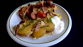 Živáňská pečeně v horkém popelu: Maso ve slovenské specialitě zůstane báječně šťavnaté a brambory neuvěřitelně lahodné