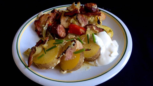 Živáňská pečeně v horkém popelu: Maso ve slovenské specialitě zůstane báječně šťavnaté a brambory neuvěřitelně lahodné