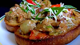 Rychlá večeře: Na sádle dokřupava upečené topinky s česnekem a pálivou játrovou směsí ocení nejen milovníci pikantních jídel