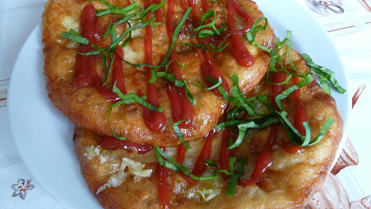 Nadýchané langoše s medvědím česnekem: Díky jedné surovině zůstanou vláčné i po vychladnutí