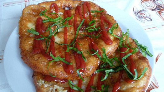 Nadýchané langoše s medvědím česnekem: Díky jedné surovině zůstanou vláčné i po vychladnutí