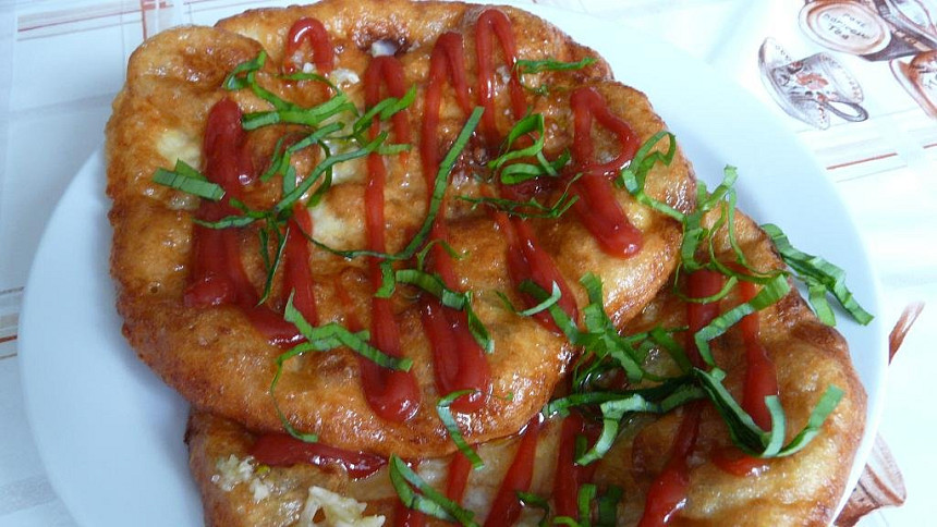 Nadýchané langoše s medvědím česnekem: Díky jedné surovině zůstanou vláčné i po vychladnutí