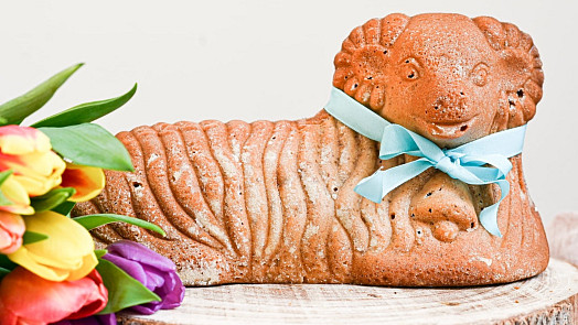 Hrníčkový beránek bez prasklin: Jak správně míchat těsto a naplnit formu, aby vyšel dokonale